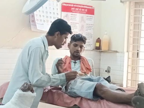 खुद मरीज के दोस्त ने दवाई लगा कर ड्रेसिंग किया