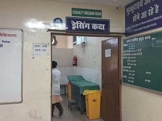 मरीज का दवा है ड्रेसिंग रूम जहाँ पर कोई स्टाफ नहीं था