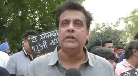 जानकारी देते हुए मृतक के भाई।