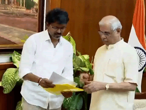 विजय ने TVK, कांग्रेस, CPI, CPI(M), VCK और IUML के 121 विधायकों का समर्थन पत्र राज्यपाल को दिया।