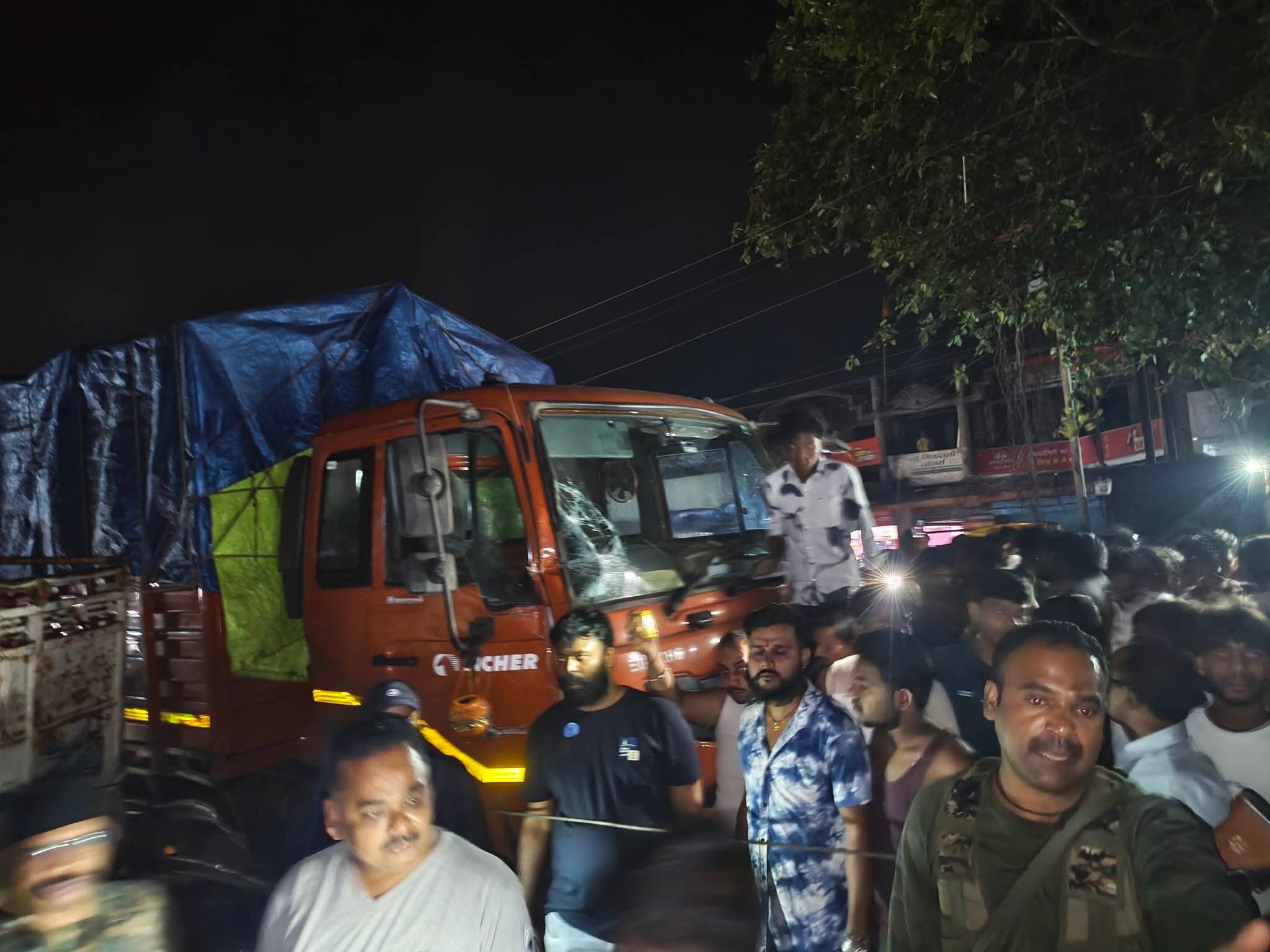 प्रशासन ने इस हादसे में पांच लोगों की मौत की पुष्टि की है।
