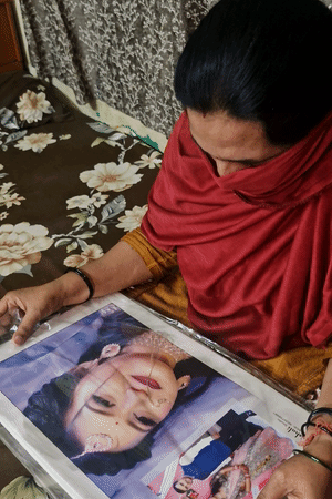 ये यशस्वी की मां सुमन द्विवेदी हैं। बेटी की तस्वीर दिखाते हुए रो पड़ीं।