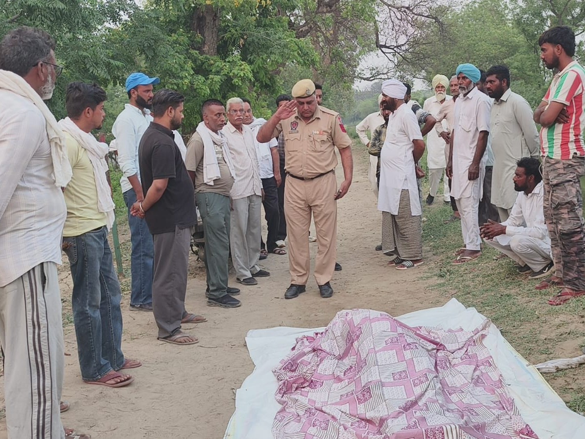 युवक के पास खड़े लोग और पुलिस कर्मचारी।