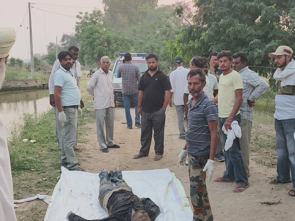 नहर किनारे पुलिस कार्रवाई करती और परिवार वाले विलाप करते हुए