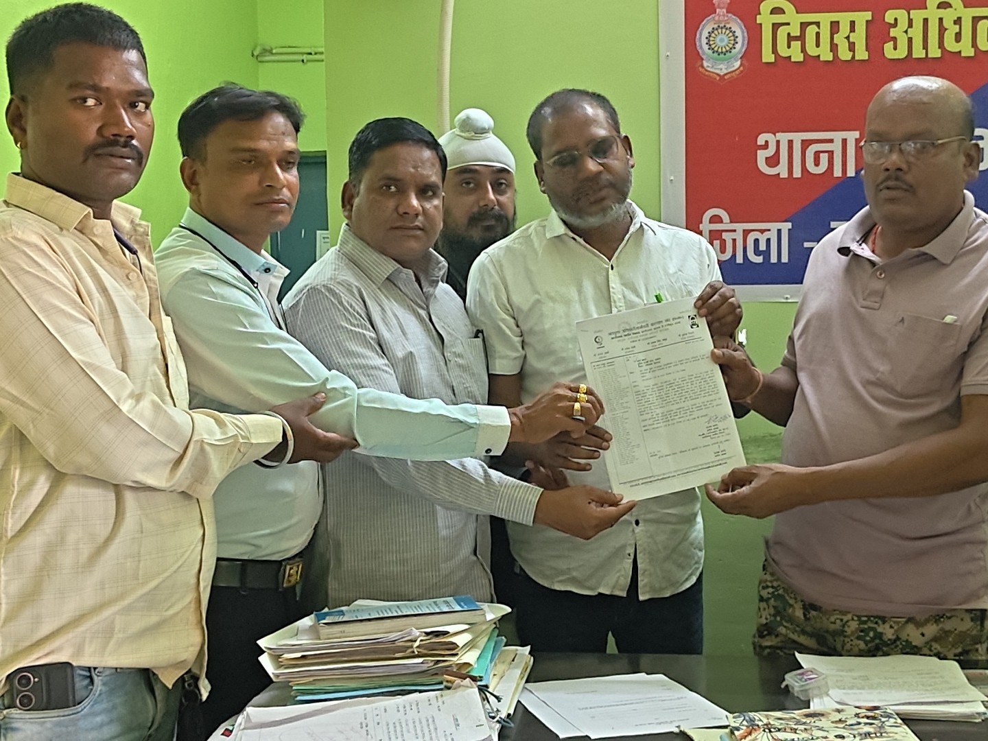 कर्मचारी यूनियन के प्रतिनिधिमंडल ने देवभोग पुलिस को ज्ञापन सौंपा।