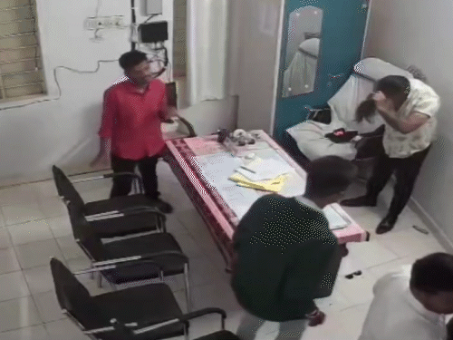 अकाउंटेंट ने भी एक व्यक्ति की पगड़ी उतारकर जवाबी हमला किया।