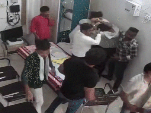 देवभोग नगर पंचायत में वेतन विवाद को लेकर सीएमओ ऑफिस में मारपीट - Dainik Bhaskar