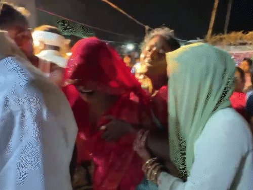 पिता की मौत के बाद जल्दी-जल्दी शादी की रस्में पूरी कराके बेटी की विदाई की गई।