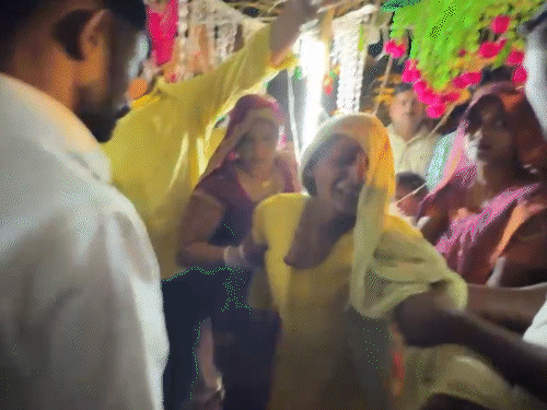 शादी की रस्मों के दौरान बेटी मनीषा का रो-रोकर बुरा हाल था। रिश्तेदार किसी तरह उसे संभाल रहे थे।