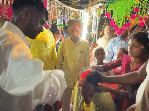 पिता की मौत के बाद गमगीन माहौल में सिंदूरदान किया गया। बेटी इस दौरान लगातार रोए जा रही थी।