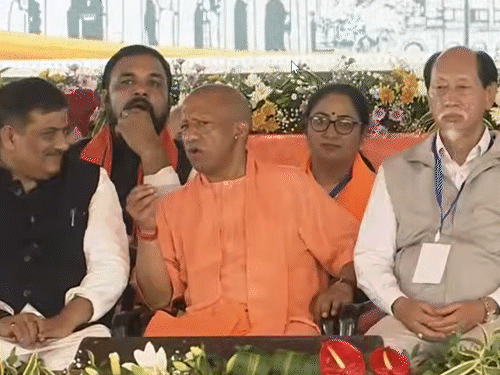 मंचावर योगी बिहारचे मुख्यमंत्री सम्राट चौधरी आणि दिल्लीच्या मुख्यमंत्री रेखा गुप्ता यांच्या पुढील रांगेत बसलेले दिसले.