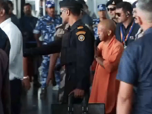 कोलकाता विमानतळावर मुख्यमंत्री योगींनी हात जोडून लोकांचे अभिवादन स्वीकारले.