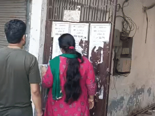 जवाहर लाल नेहरु इंटर कालेज में जूते व मोजे उतरवाकर ली गई तलाशी। - Dainik Bhaskar