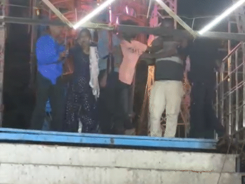 मारपीट के बावजूद पत्नी बीच-बचाव करती नजर आई।