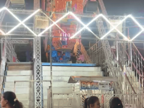 परिवार के लोग झूले में एक और राउंड झुलाने के लिए बोल रहे थे। जिसे लेकर विवाद हुआ।