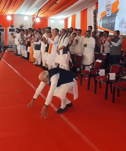 समारोह के आखिर में एक पल ऐसा भी आया, जहां पीएम मोदी ने मंच से परेड ग्राउंड में मौजूद लोगों को धन्यवाद दिया। वे मंच पर घुटनों के बल बैठे और जनता को प्रणाम किया।