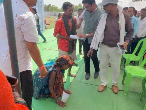 दंपती ने कहा- कई बार आवेदन देने के बाद भी उन्हें घर नहीं मिल पाया।