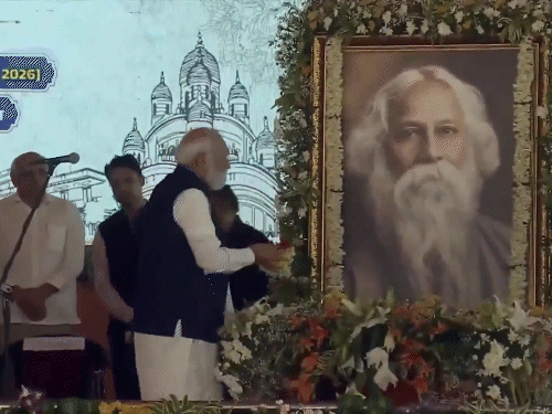 बंगाली कैलेंडर के मुताबिक पोचिसे बोइशाख के दिन गुरुदेव की 165वीं जयंती है। पीएम ने मंच पर उनकी तस्वीर पर फूल चढ़ाए।