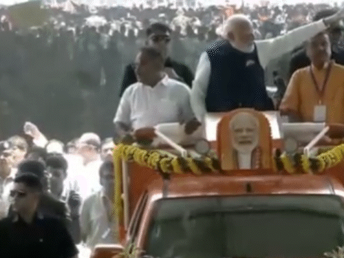 पीएम मोदी ने ग्राउंड की एंट्री से मंच तक रोड शो किया। इस दौरान उनके साथ समिक भट्टाचार्य और सुवेंदु अधिकारी भी मौजूद थे।