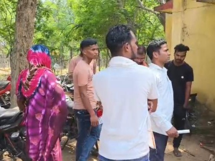 थाने पहुंचे पुलिसकर्मी और शिकायत दर्ज कराइ है