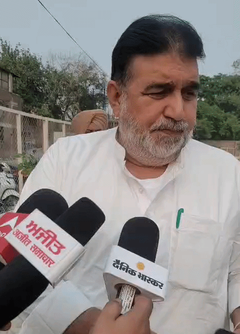 विधायक अशोक पराशर जानकारी देते हुए।