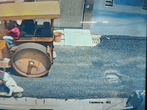 इस तरह से फिसलकर रोड रोलर के पीछे जा गिरे बाप-बेटी।