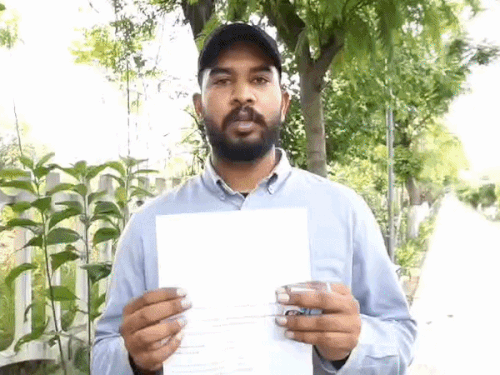 निखिल पैसों की ट्रांसफर के कागजात दिखाता हुआ। - Dainik Bhaskar