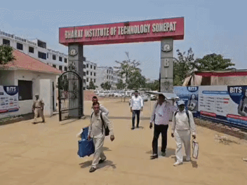 सोनीपत में 264 मतदान केंद्र के लिए रवाना होते हुए पोलिंग पार्टियां। - Dainik Bhaskar
