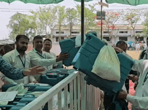 मोहाना स्थित बिट्स कॉलेज से अलग-अलग बूथों के लिए पोलिंग पार्टियों को चुनाव सामग्री देते हुए।