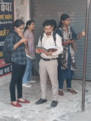 कल्याणपुर के जवाहरलाल नेहरू इंटर कॉलेज में सुबह से ही अभ्यर्थी का पहुंचने लगे।