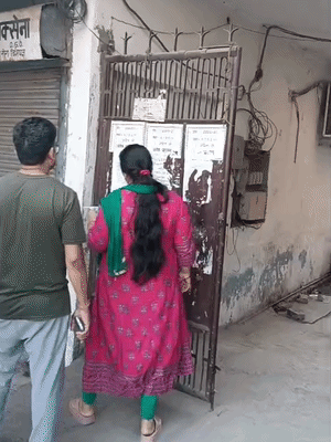 परीक्षा केंद्र में इंट्री से पहले अभ्यर्थियों ने अपना-अपना रोल नंबर भी देखा।