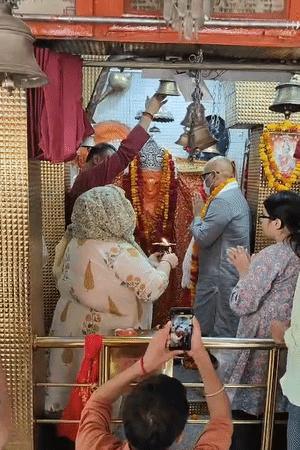 अजय राय ने पूरे टाइम सर्जिकल मास्क लगाए रखा। उनके साथ पत्नी और बेटी मौजूद हैं।