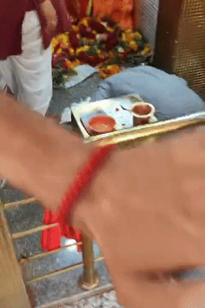 अजय राय ने सिर पर गमछा डाल रखा था। उन्होंने बजरगंबली के दर पर मत्था टेका।