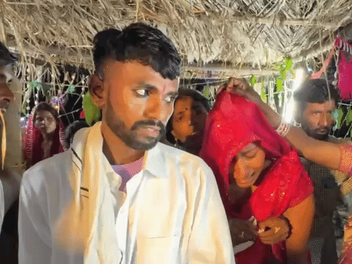 दुल्हन मनीषा विदाई के दौरान दूल्हें के कंधे पर सिर रखकर रोए जा रही थी।