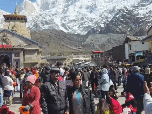 केदारनाथ में आज मौसम साफ है और लगभग 7 हजार लोग दर्शन कर रहे हैं।