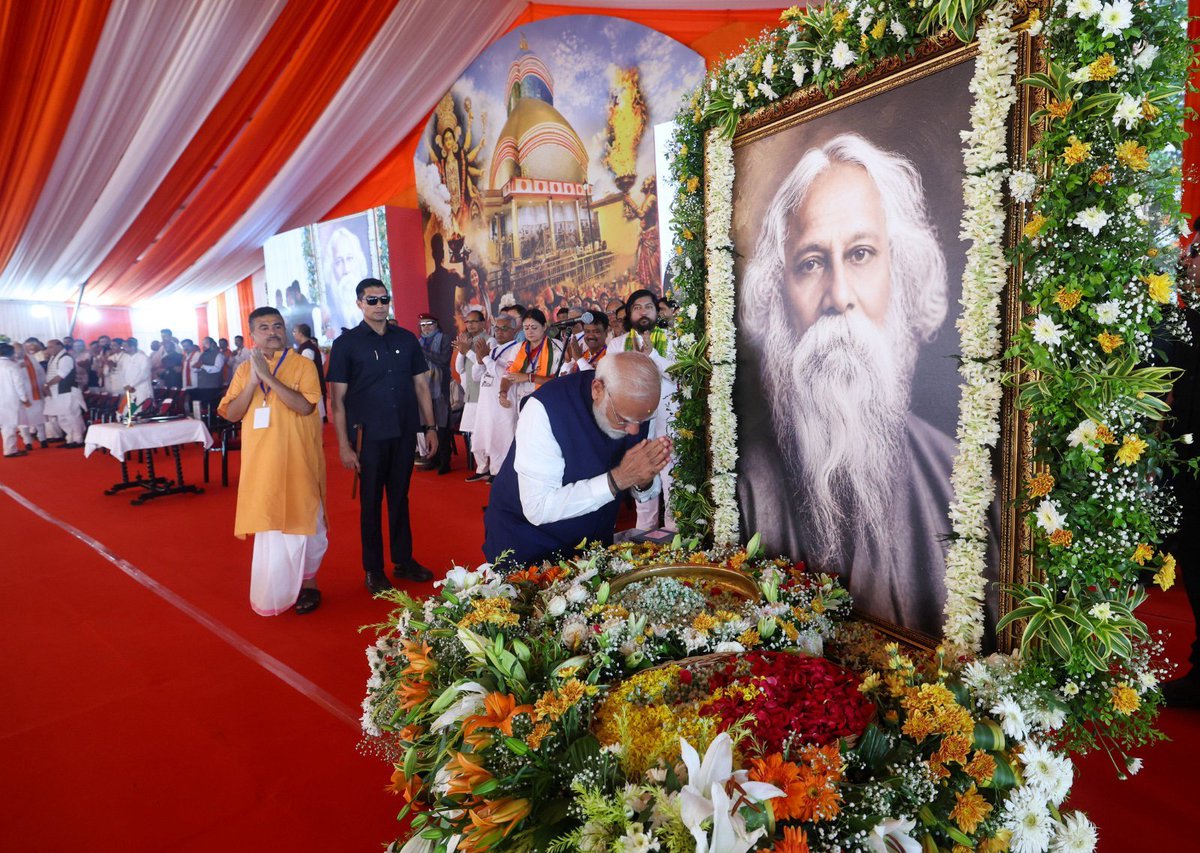 पीएम ने मंच पर रवींद्रनाथ टैगोर को श्रद्धाजंलि दी। बंगाली कैलेंडर के मुताबिक पोचिसे बोइशाख के दिन (9 मई) गुरुदेव की 165वीं जयंती है।