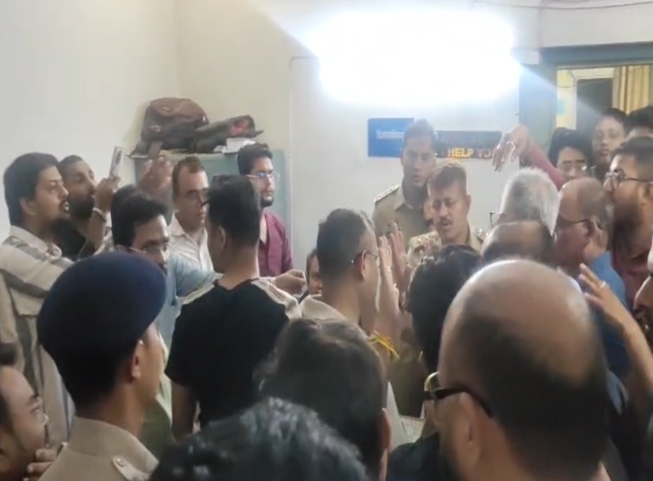 वकील से चाकूबाजी होने के बाद अधिवक्ताओं ने देर रात घेरा सिविल लाइन थाना।