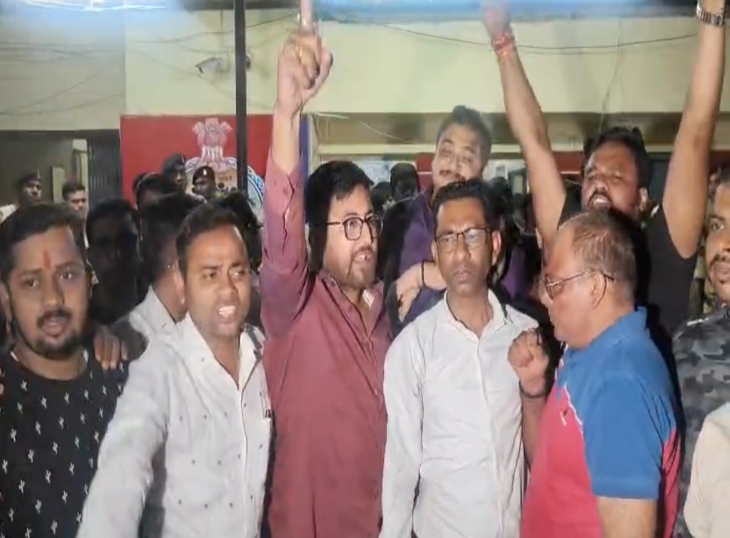 पुलिस के खिलाफ नारेबाजी करते हुए अधिवक्ता।