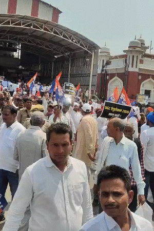 चारबाग में हर तरफ अपना दल कमेरावादी के झंडे और कार्यकर्ता नजर आ रहे हैं।