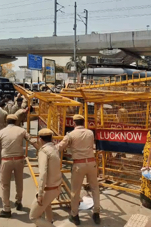 सैकड़ों कार्यकर्ताओं को रोकने के लिए पुलिस ने बड़ी-बड़ी बैरिकेडिंग की।