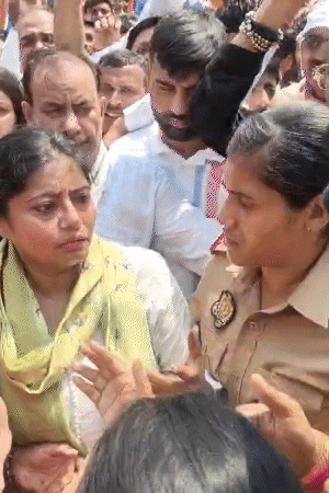पल्लवी चारबाग से विधानसभा की ओर जाने के दौरान पुलिस से भिड़ीं।