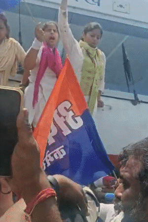 पल्लवी पटेल नारेबाजी करते हुए ट्रेन के इंजन के ऊपर चढ़ गईं।