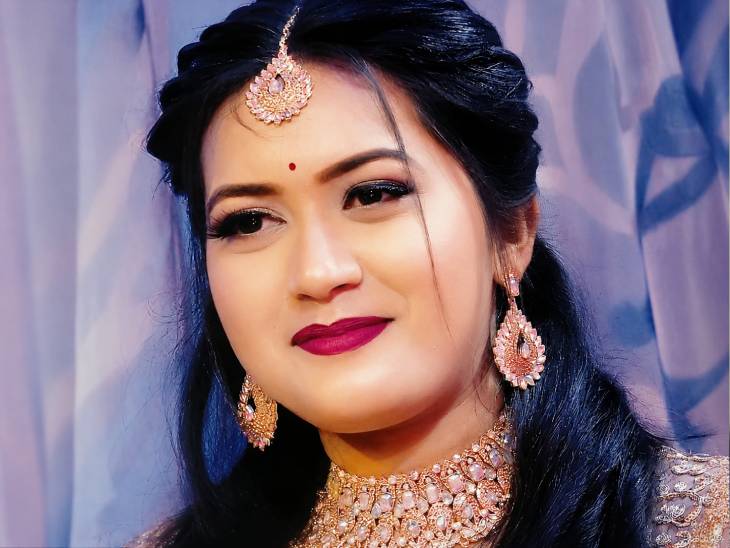 तस्वीर यशस्वी द्विवेदी की है। वो सिपाही रजत सिंह के साथ झांसी की पॉश कॉलोनी रॉयल सिटी में किराए के फ्लैट में रहती थी। यशस्वी को पुलिस ने सट्‌टेबाजी में पकड़ा है।