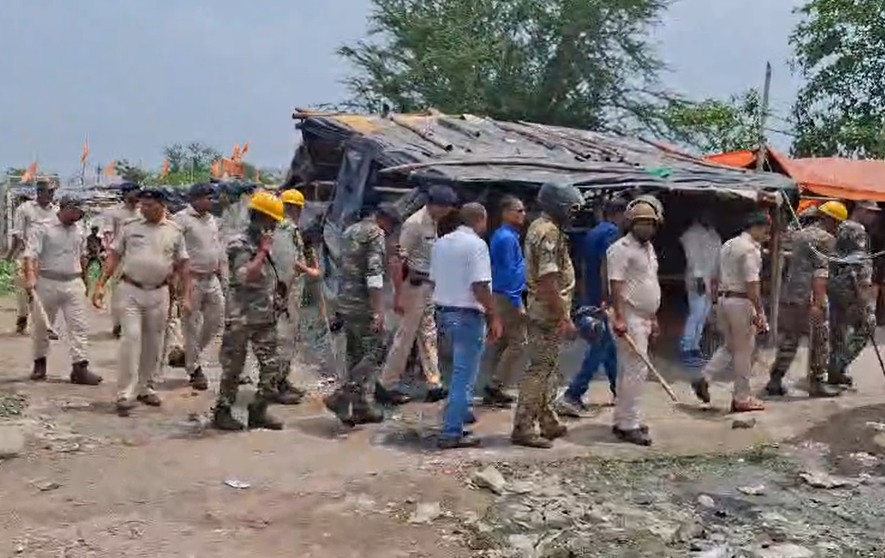 कई दिनों से यहां अतिक्रमण हटाने का काम चल रहा है।