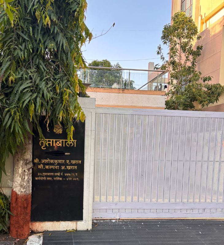 नासिक में अशोक खरात का आलीशान घर है। यहां उसका परिवार रहता है। इसके अलावा मीरगांव तालुका में उसका 16 एकड़ में आलीशान फार्महाउस भी है।