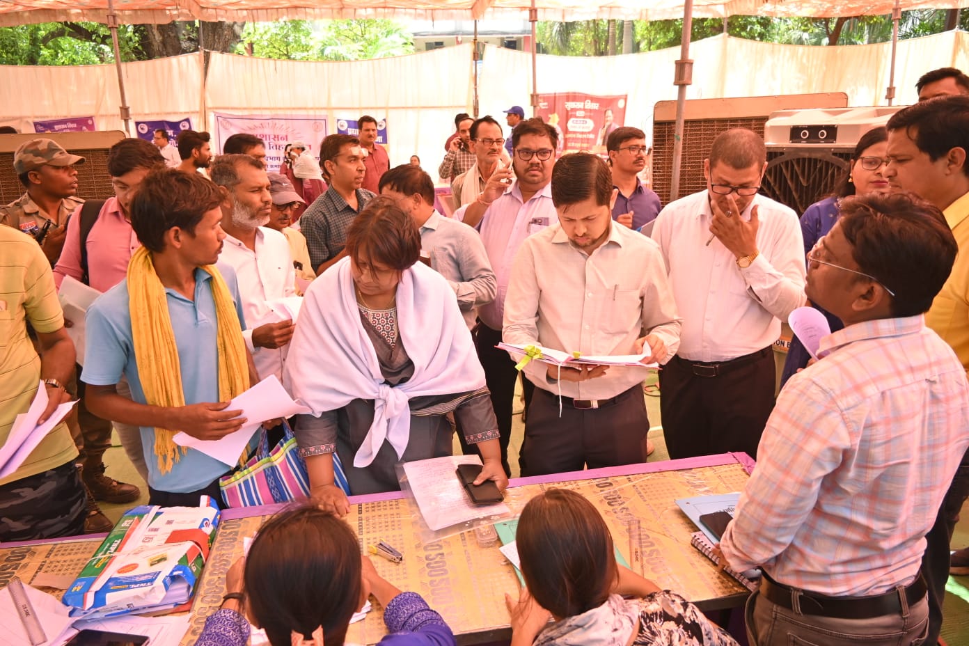 शिविर में पहुंचे दुर्ग कलेक्टर अभिजित सिंह ने ली जानकारी।