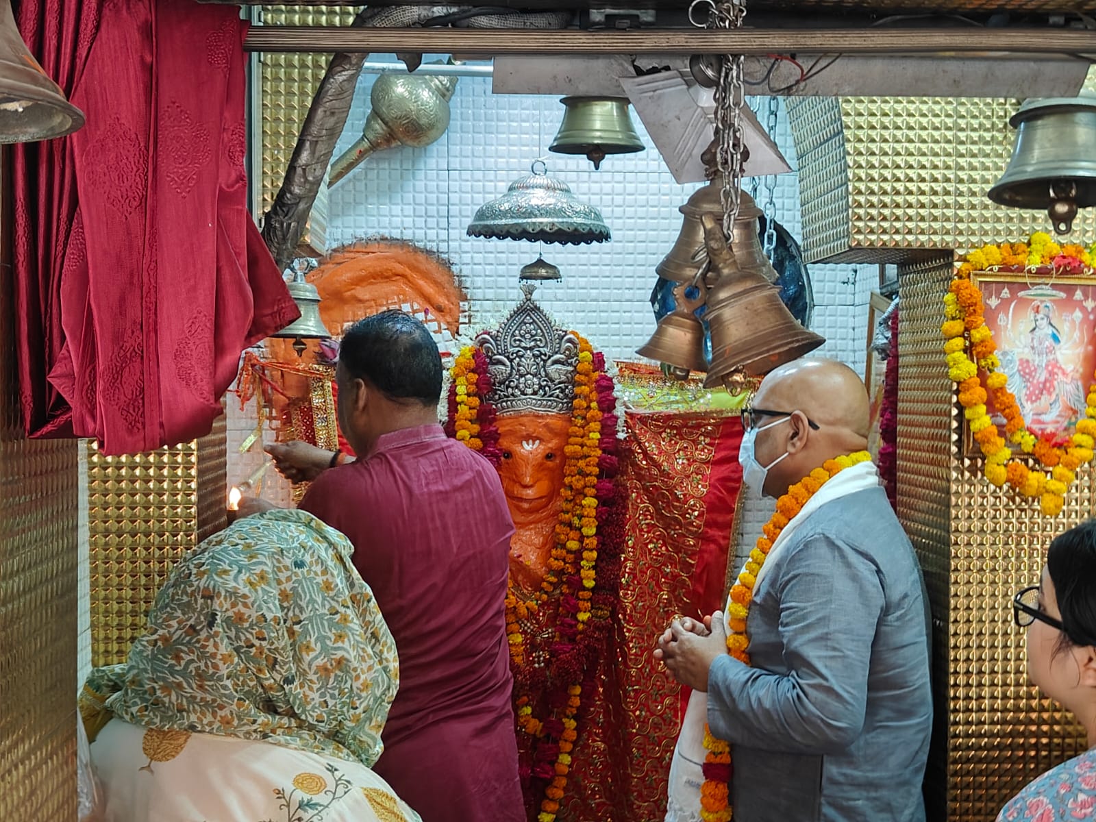 यूपी कांग्रेस अध्यक्ष के दिए प्रसाद को पुजारी ने भगवान को चढ़ाया।