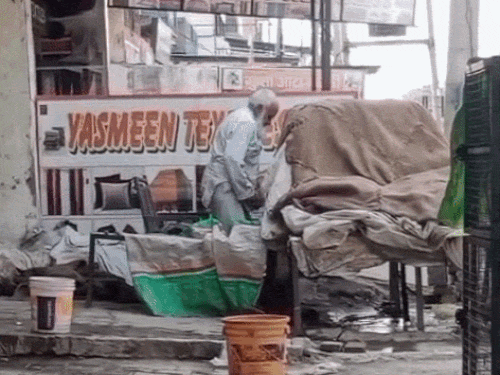 पेशाब करने के बाद व्यक्ति वहां से चला जाता है।
