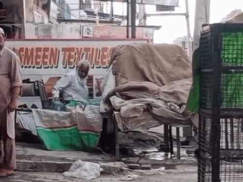 पेशाब करने के बाद व्यक्ति ने एक डिब्बे का भी यूज किया।