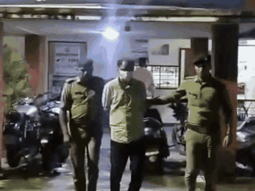 उत्तराखंड पुलिस ने फर्जी पीए को गिरफ्तार किया है.